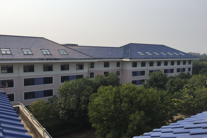 北京警察学院斜屋顶组合式采光通风天窗(图1)